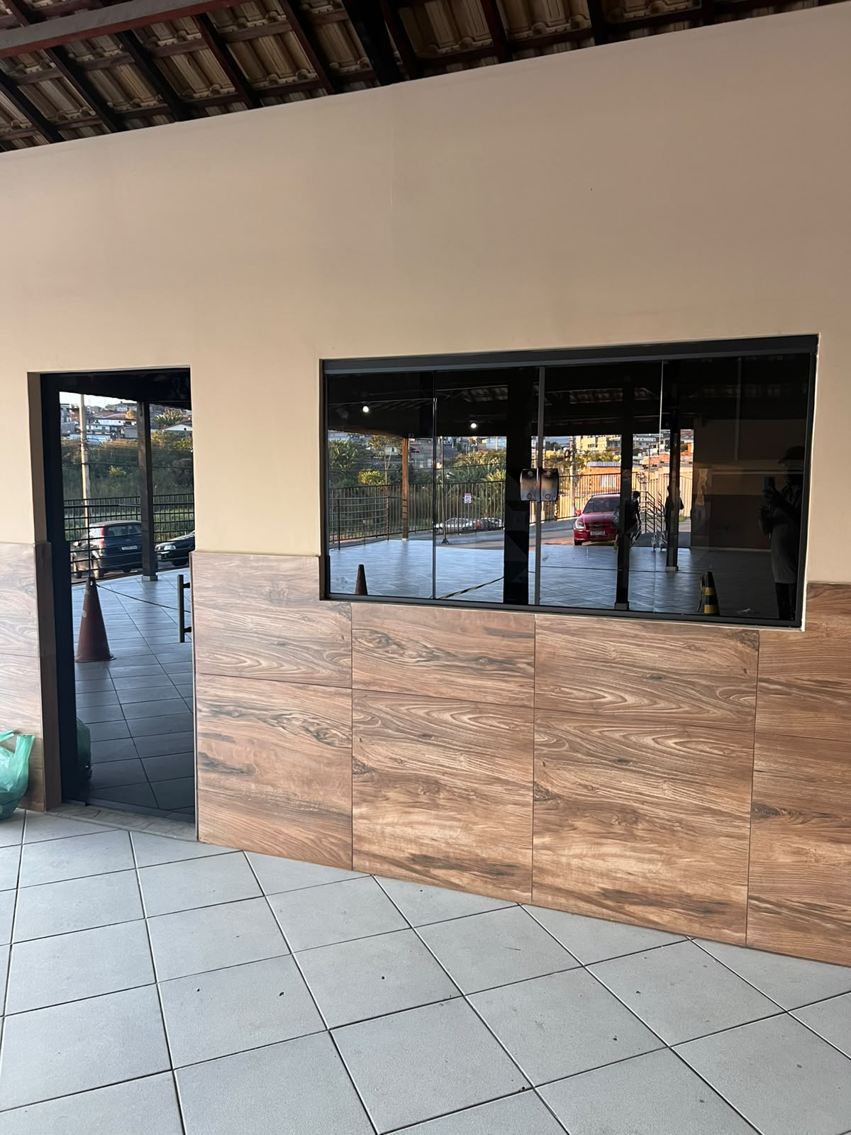 Vitrine comercial — esquadria de alumínio