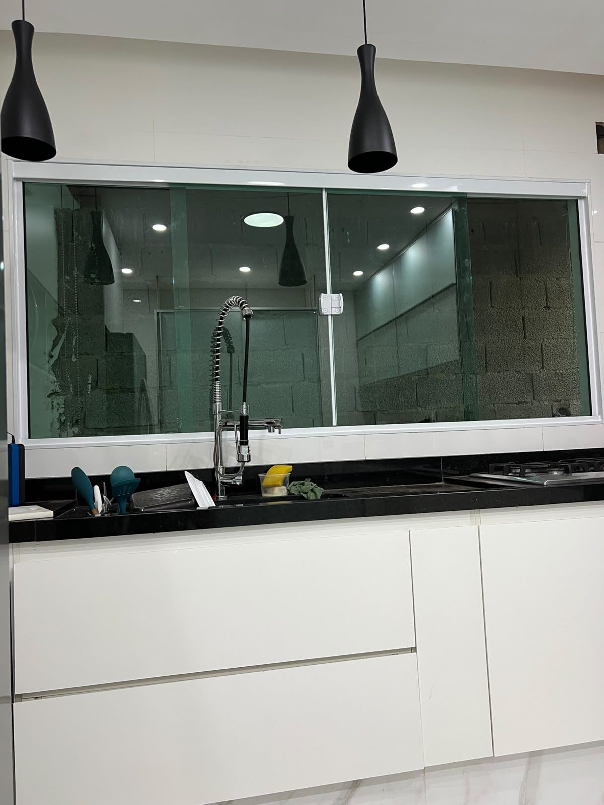 Janela de alumínio — cozinha sob medida